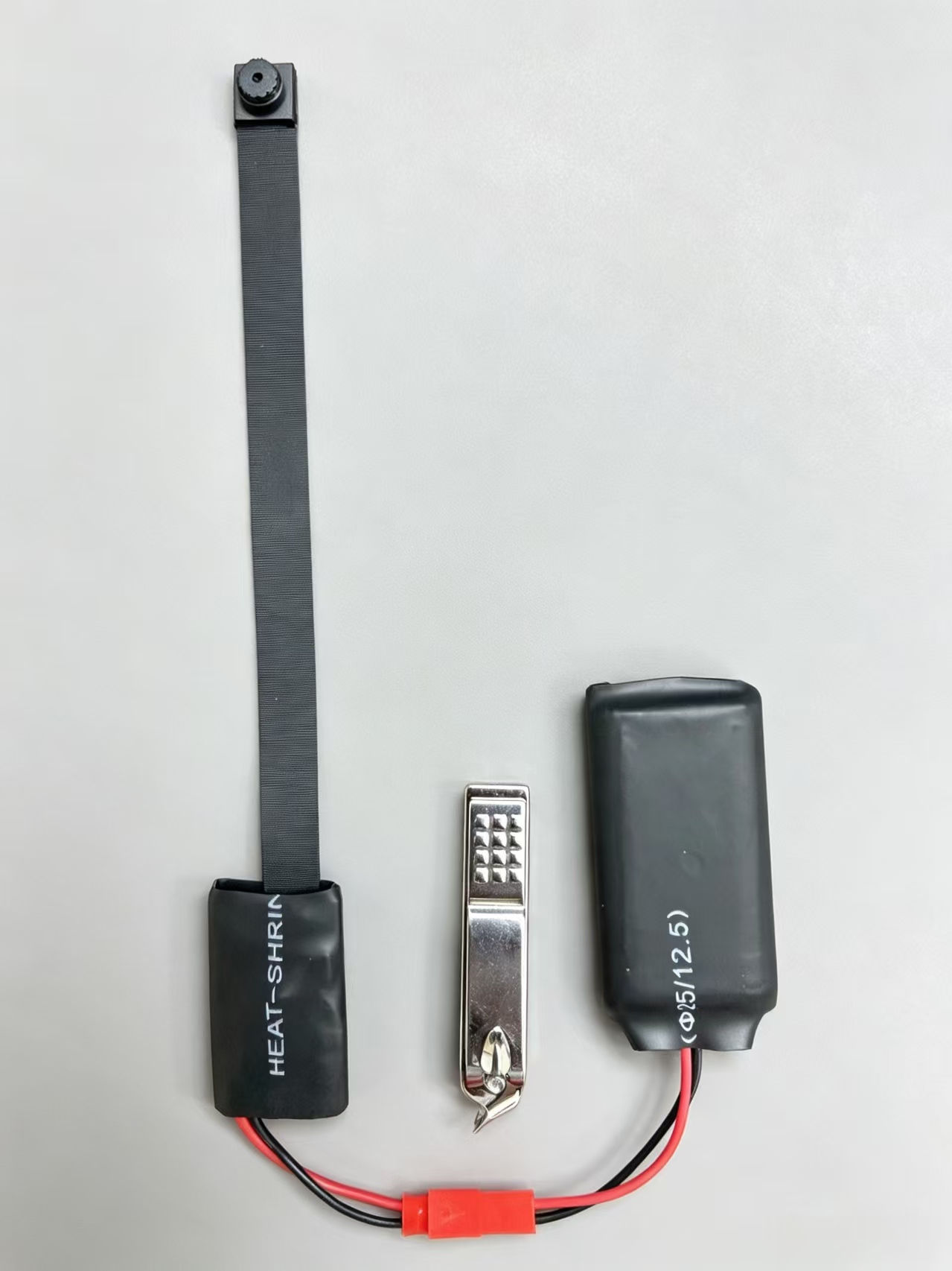 二代摄像头及电池，与指甲刀的大小对比